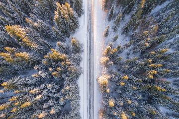 winterliche Straße von oben